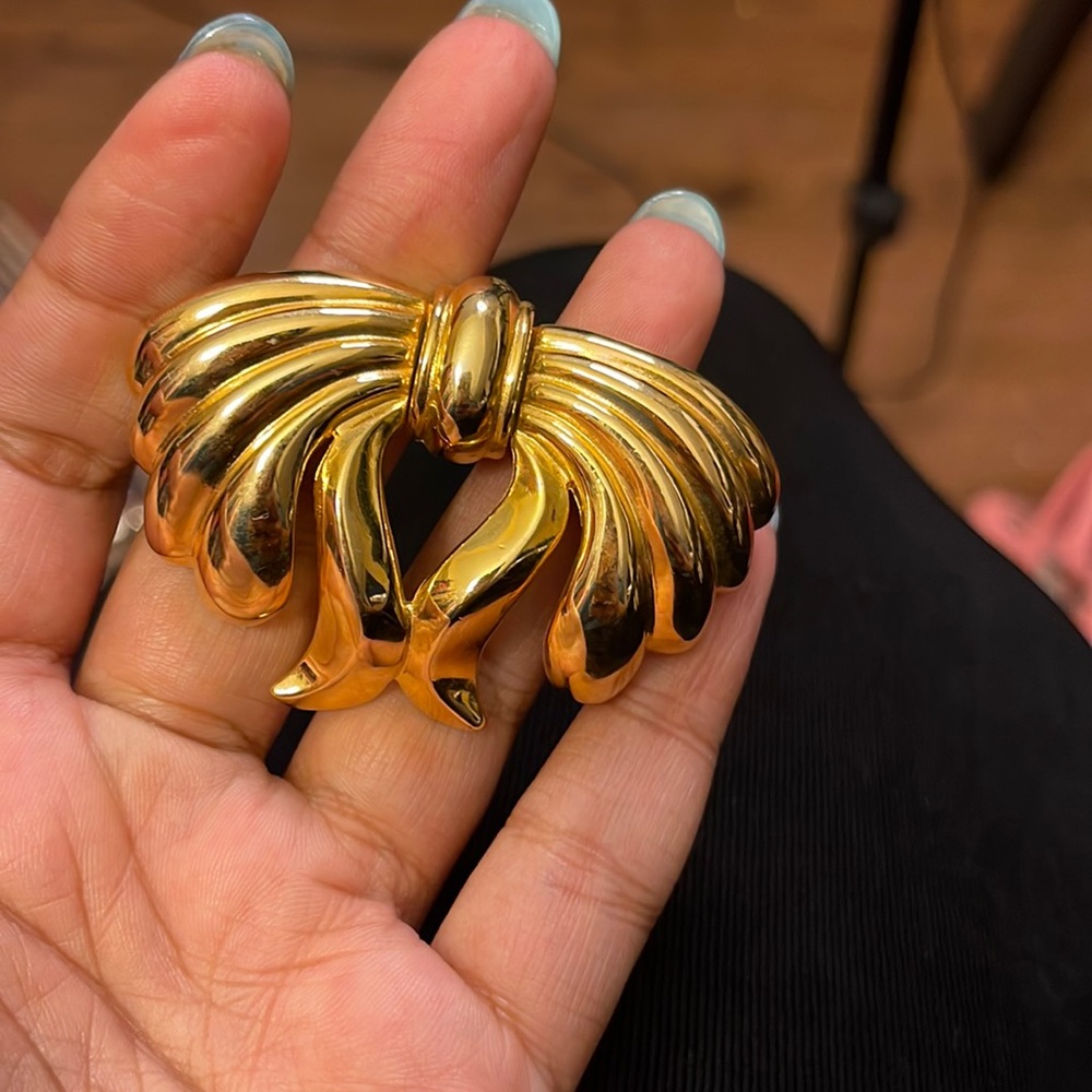 Monet signed bow brooch